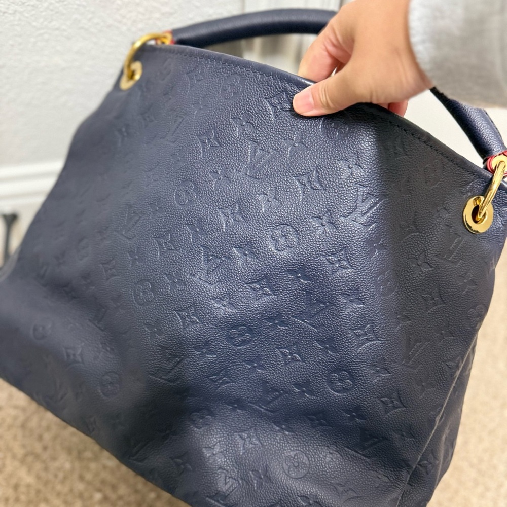 Louis Vuitton Artsy MM Empreinte in Marine Rouge.